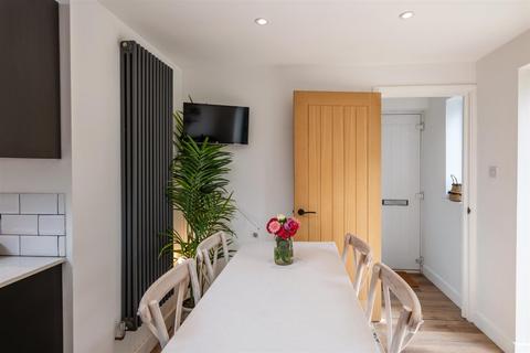 2 Birkheads Road, Reigate, RH2 0AR