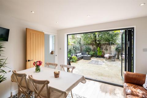 2 Birkheads Road, Reigate, RH2 0AR