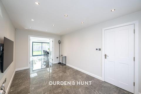 3 bedroom detached house for sale, Dury Falls Close, Hornchurch, RM11