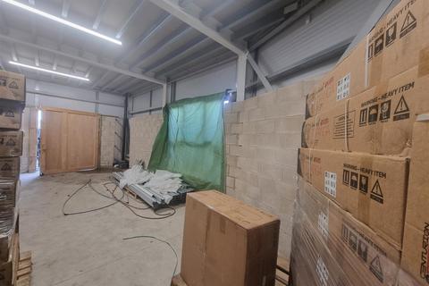 Warehouse to rent, Lyon Way, Greenford