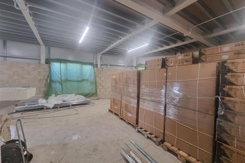 Warehouse to rent, Lyon Way, Greenford