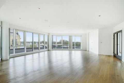 3 bedroom penthouse to rent, Kew Bridge Road, Brentford