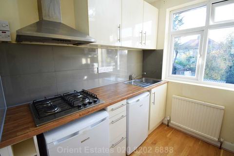 1 bedroom in a house share to rent, Clovelly Ave, Colindale