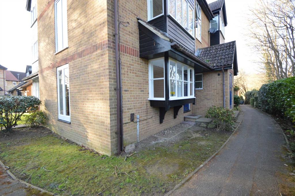 ADDLESTONE 1 bed apartment to rent £950 pcm (£219 pw)