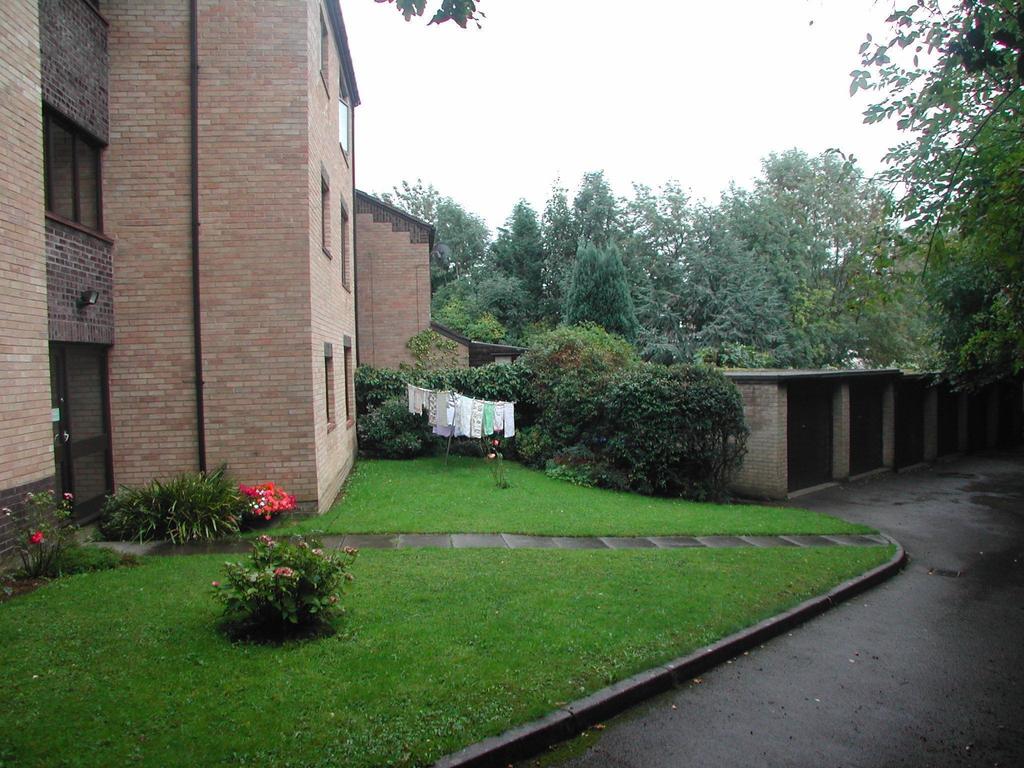 8 Wessex Gardens Totley Brook Road... 2 bed flat for sale £160,000