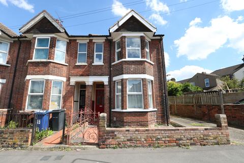 3 bedroom end of terrace house to rent, Hathaway Road, Grays