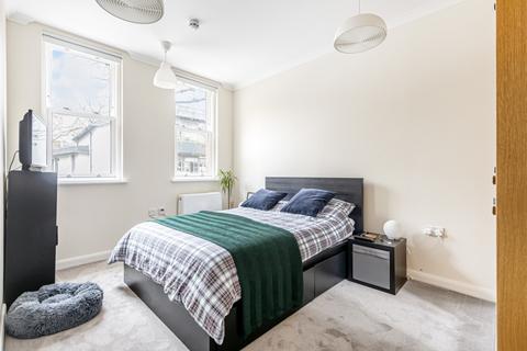 2 bedroom flat to rent, Ravenscourt Avenue London W6
