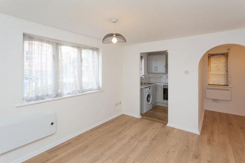 Studio to rent, Southwold Road, Watford, Hertfordshire, WD24