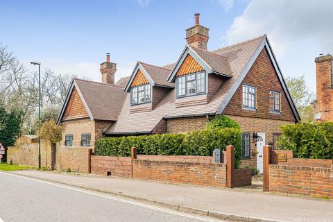 4 bedroom detached house for sale, Billingshurst Road, Horsham RH13