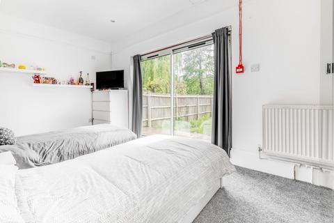 2 bedroom flat to rent, Braxted Park, London SW16