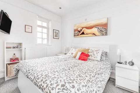 2 bedroom flat to rent, Braxted Park, London SW16