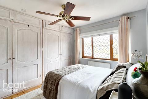 29 Dunster Close, Romford, RM5 3AU