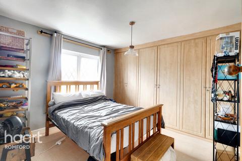 29 Dunster Close, Romford, RM5 3AU