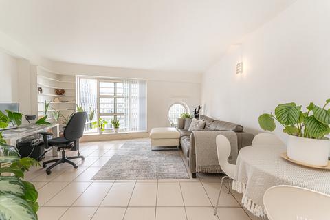 2 bedroom flat for sale, Cascades Tower, Canary Wharf E14