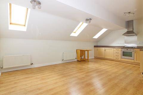 2 bedroom apartment to rent, WOLVERTON - 2 Bed, 2 bath penthouse apartment within easy walk of station!