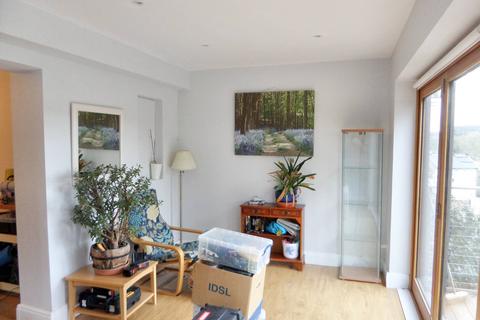 3 bedroom semi-detached house to rent, Kingsdown Avenue, South Croydon CR2