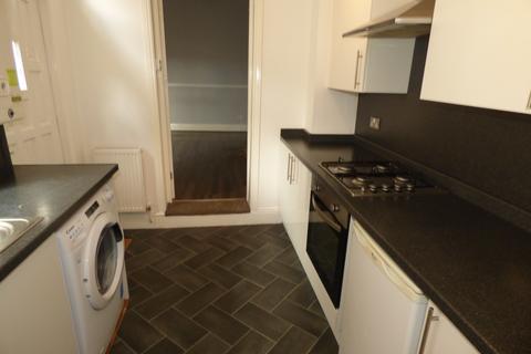 2 bedroom flat to rent, Warton Terrace, Heaton