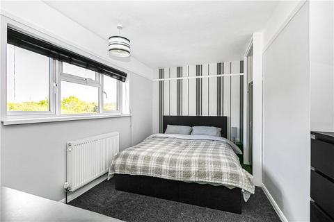 89 Bishops Way, Egham, TW20 8EL