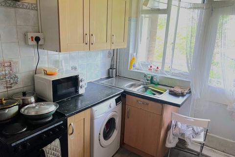 3 bedroom flat for sale, Bromley Road, London, SE6