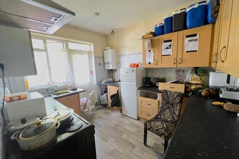 3 bedroom flat for sale, Bromley Road, London, SE6