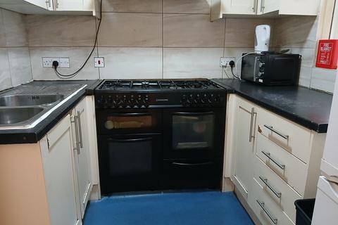 4 bedroom flat to rent, Large 4 Bedroom flat, Town centre Bedford