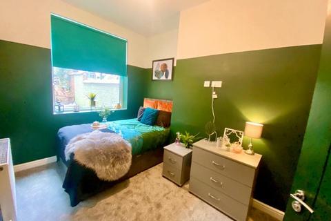 4 bedroom house to rent, Huddersfield Road, Oldham,