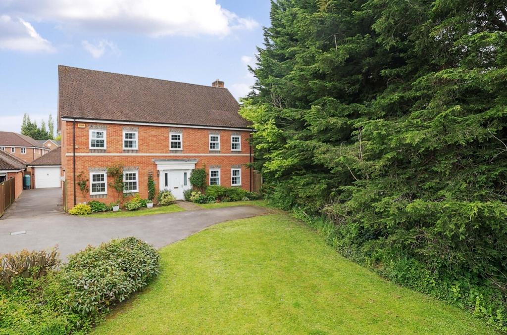Creswell, Hook RG27 5 bed detached house for sale £800,000