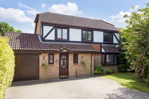 3 Walmer Close, Southwater, Horsham, RH13 9XY