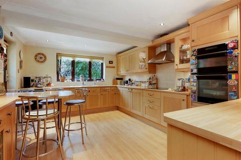 3 Walmer Close, Southwater, Horsham, RH13 9XY
