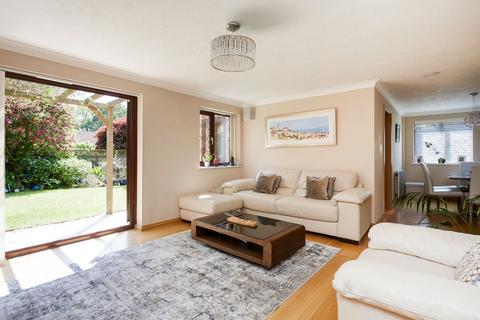 3 Walmer Close, Southwater, Horsham, RH13 9XY