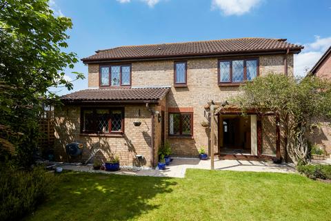 3 Walmer Close, Southwater, Horsham, RH13 9XY