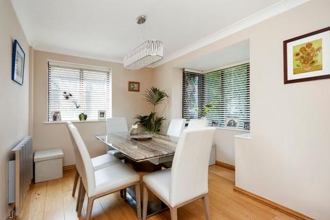 3 Walmer Close, Southwater, Horsham, RH13 9XY
