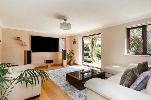 3 Walmer Close, Southwater, Horsham, RH13 9XY