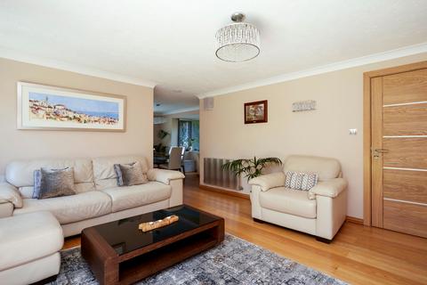 3 Walmer Close, Southwater, Horsham, RH13 9XY