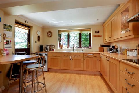 3 Walmer Close, Southwater, Horsham, RH13 9XY