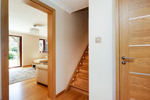 3 Walmer Close, Southwater, Horsham, RH13 9XY