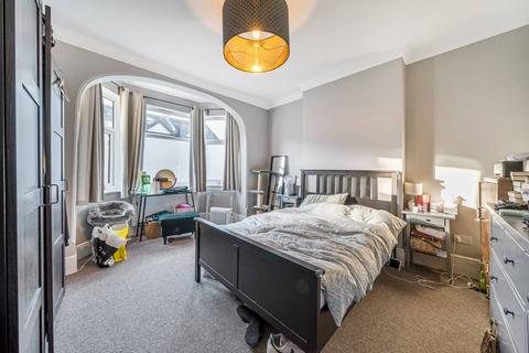 2 bedroom flat to rent, Bishops Park Road, Norbury, London, SW16