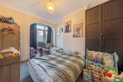 2 bedroom flat to rent, Bishops Park Road, Norbury, London, SW16