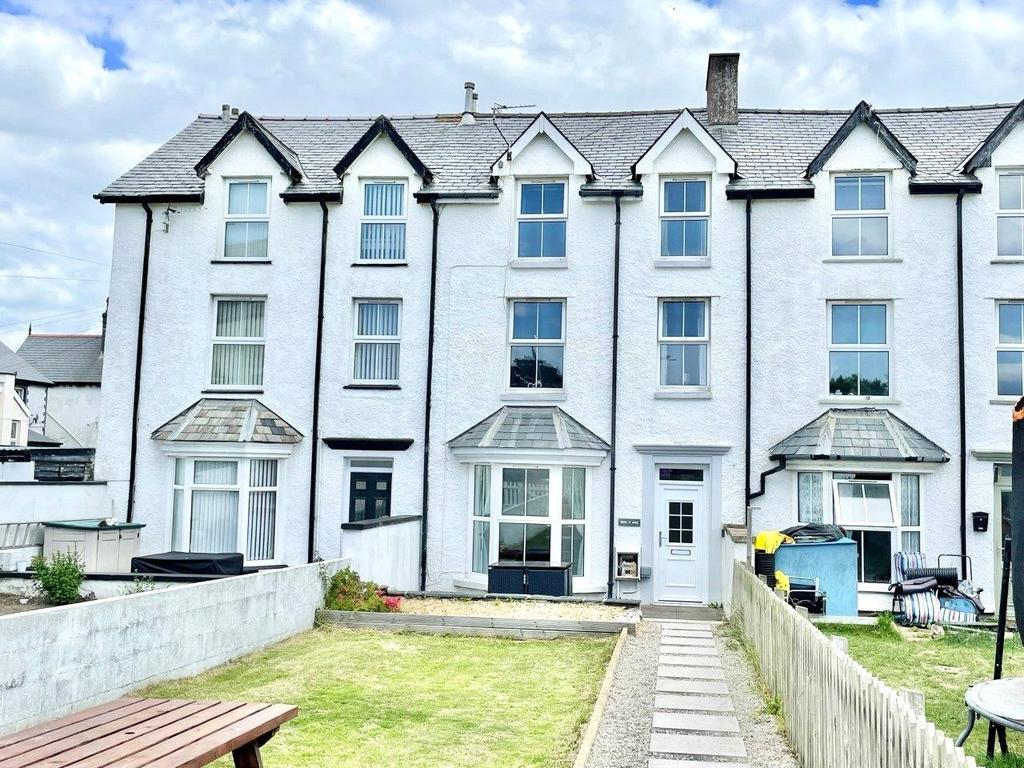 Station Road, Tywyn, Gwynedd, LL36 5 bed terraced house for sale £235,000