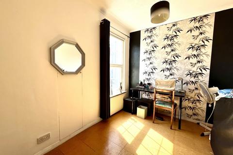 2 Longfellow Road, Worcester Park, KT4 8BB
