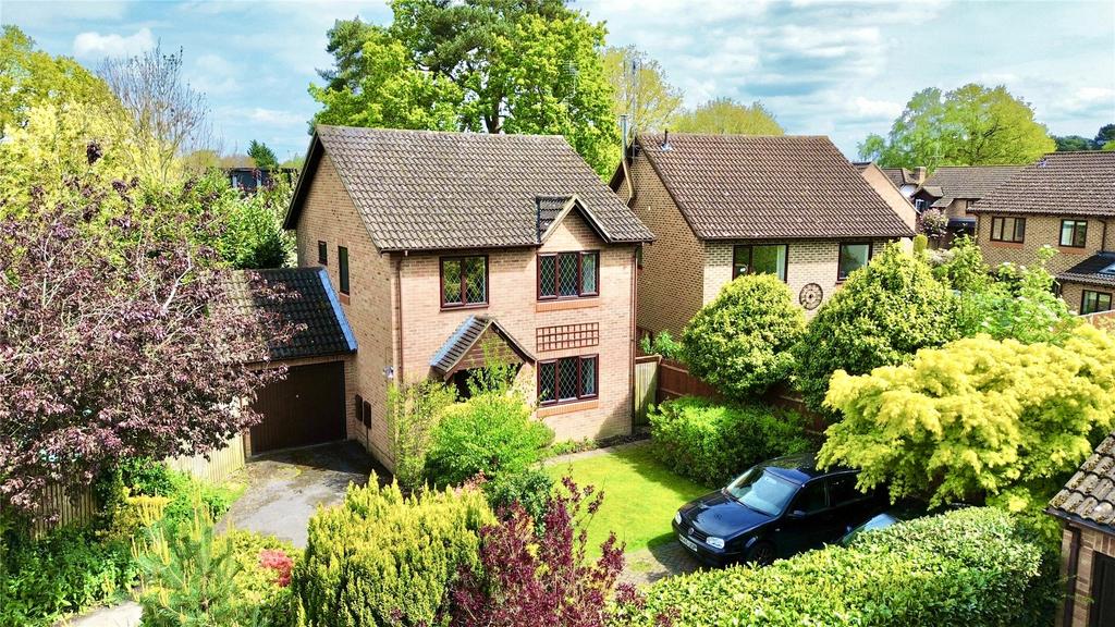 Heather Close, Finchampstead... 4 bed detached house for sale £550,000