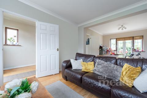 3 bedroom semi-detached house for sale, Betoyne Avenue, Highams Park, E4