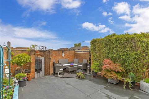 22 Cervia Way, Gravesend, DA12 4JY