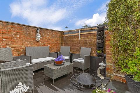22 Cervia Way, Gravesend, DA12 4JY