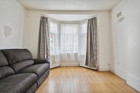 3 bedroom flat to rent, Askew Road, London