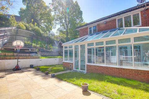 2 bedroom terraced house for sale, SHOLING! WOW FACTOR GARDEN! CONSERVATORY!