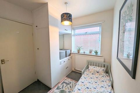 36 Sholver Hill Close, Oldham, OL1 4NS