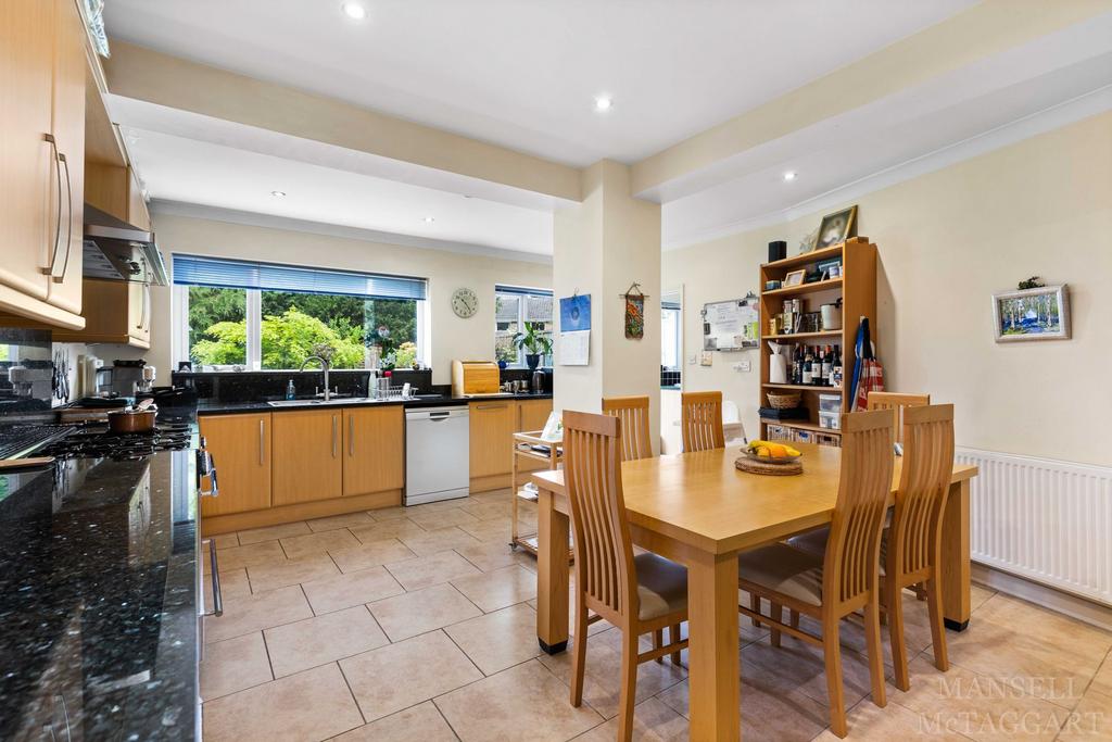 Milton Mount Avenue, Crawley RH10 5 bed detached house for sale £825,000