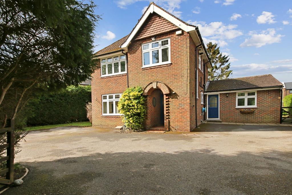 Turners Hill Road, Crawley Down, RH10 4 bed detached house for sale £
