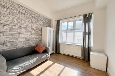 1 bedroom in a flat share to rent, whitechapel road, london E1